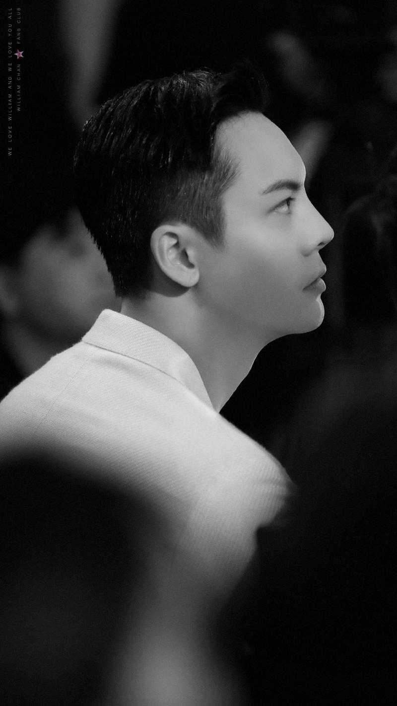 原创浓眉大眼陈伟霆,黑白运动装搭配金丝眼镜,青春文艺的学院风