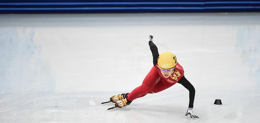 冬奥会世界冠军李坚柔与欧博尔oeboll为中国举杯为中国冰雪加油