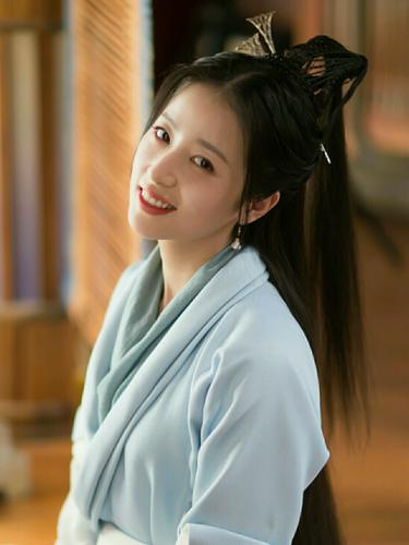 周雨彤古装造型亮眼,秀雅明艳很迷人