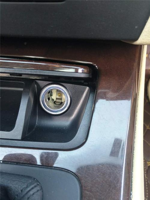 下一步就是看车辆是否有泡水的痕迹,第一步小编先检查了点烟器底座