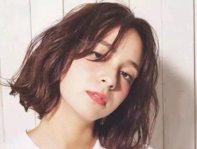 到了40岁的家庭妇女有白发的剪这3种发型时髦减龄又气质