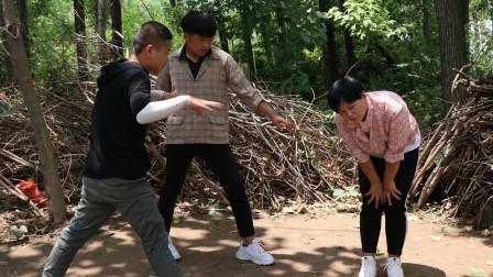 欢欢的童年:欢欢和哥哥一起玩跳马,没想被哥哥和小伙伴欺负,真是坑