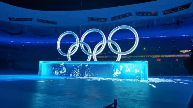 (山东台综合广播 郝德铭)在2022北京冬奥会的开幕式上,冰晶五环一经