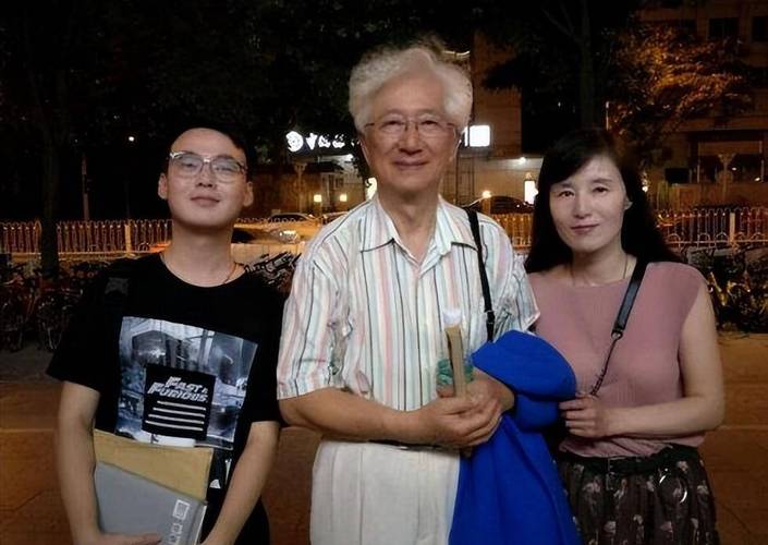 电视退休主持人陈铎现身,曾经主持《话说长江》,妻子是网民教师_周希