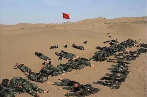 这是沙漠环境长途拉练训练现场,极度疲倦的战士们的睡姿.