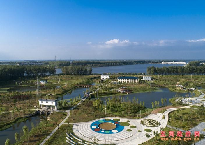 (图为龙湖公园一角)