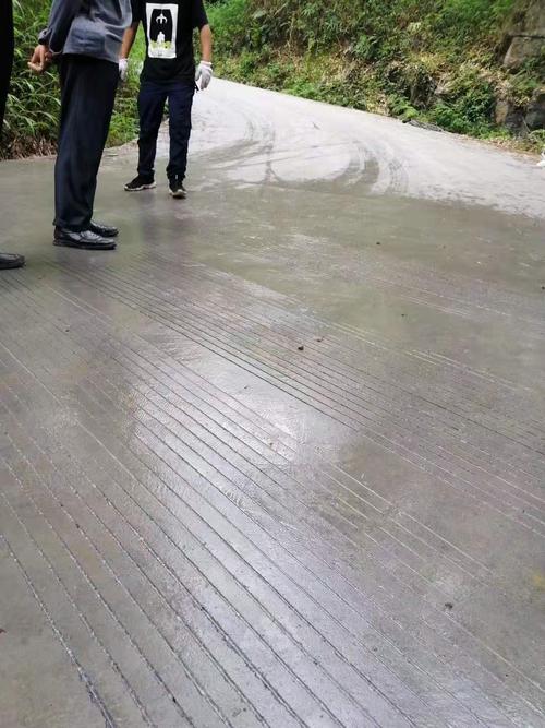 市政自动行走水泥路面刻纹机,刻纹效果好,工作效率高,不伤地面,刻纹