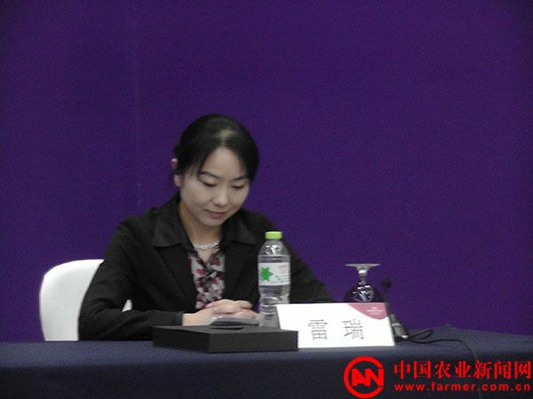 图为云南省商务厅副厅长刘京在介绍推介活动期间举办的 相关商务