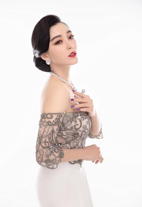 1/ 12 王亚楠出生于河南,是内地女演员. 她毕业于上海戏剧学院.