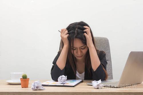 疲惫的女工头疼.紧张的女士拉她的头发