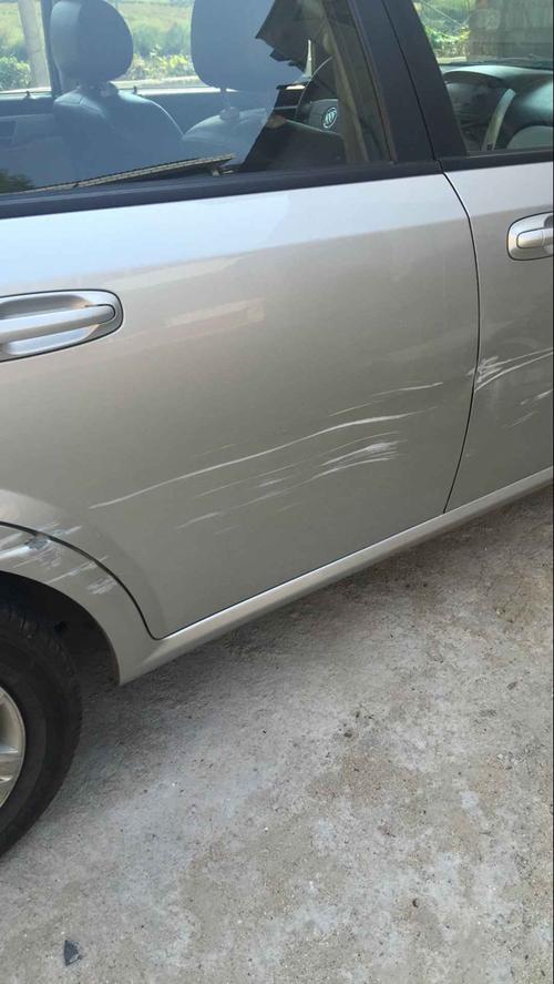 求助,别克凯悦车子右侧划伤严重,请问修复要多少钱?附