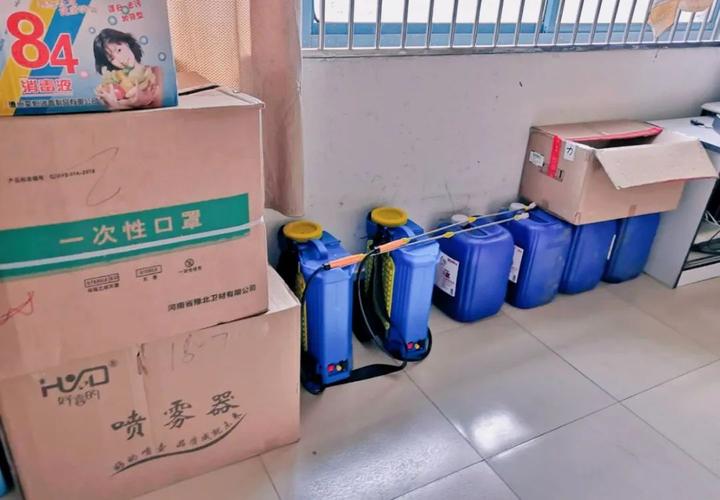 防疫物资 开学防疫物资准备室和临时留观室已布置完毕.