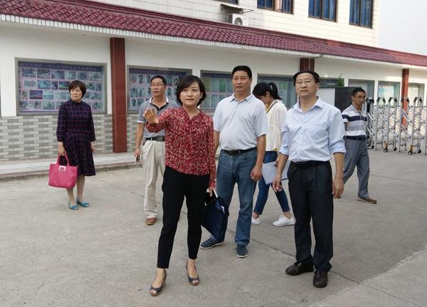 汪旭红到绩溪中学督查文明创建