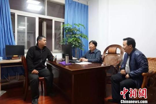 图为:陈桂枝在工作室带徒的场景 .三门县委宣传部提供