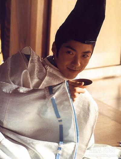 安倍晴明,真是个妖艳得可怕的男人.