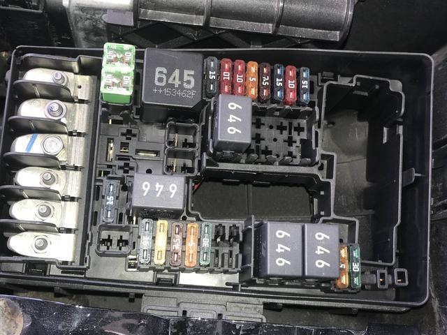 发动机机舱保险盒内,无拆卸痕迹,无泥沙,生锈和烧蚀的痕迹.