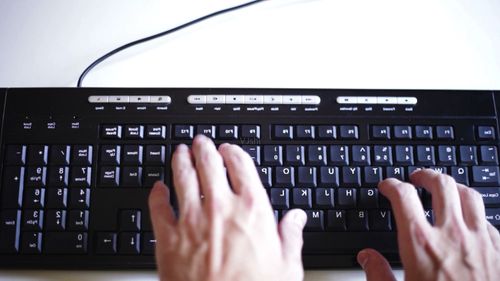 手指敲击键盘录入数据实拍素材3