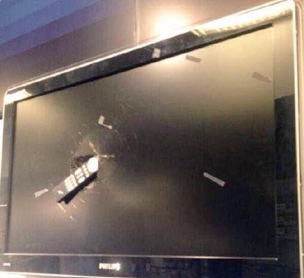 (放开这台电视,去砸罗房叔!