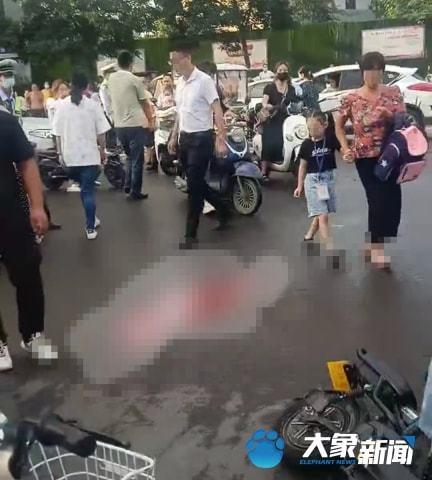 突发平顶山一学校门口发生车祸2名孩子卷入车底而女司机坐在车里哭