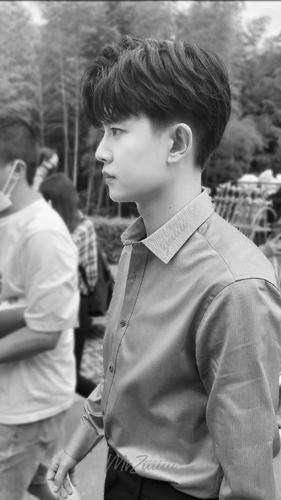 任嘉伦都市剧现代装侧颜路透分享 i川i辰能认出你们的pick吗?