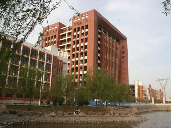 0373 3040500 通讯地址:河南省新乡市华兰大道东段河南科技学院新科