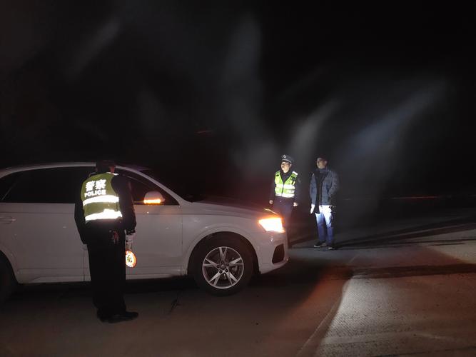 派出所民警在夜间巡逻执勤.