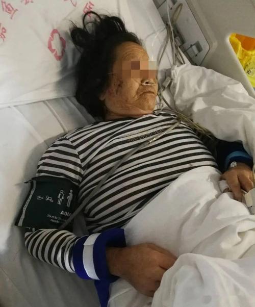 图为老人躺在病床上