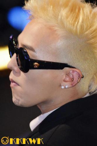 权志龙的耳洞的位置