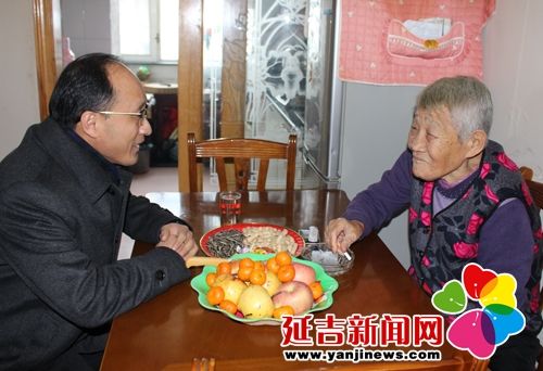 副市长曹永吉(左)与老人亲切交谈 季芳旭 摄