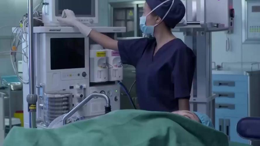 产科医生产妇大出血医生擅自离岗护士大喊主任见后紧张皱眉