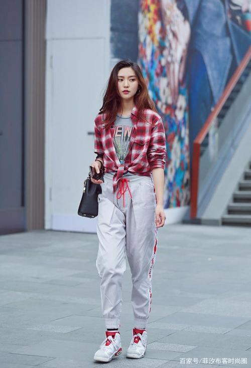 有没有发现,现在女生们的穿搭越来越轻松休闲,运动风