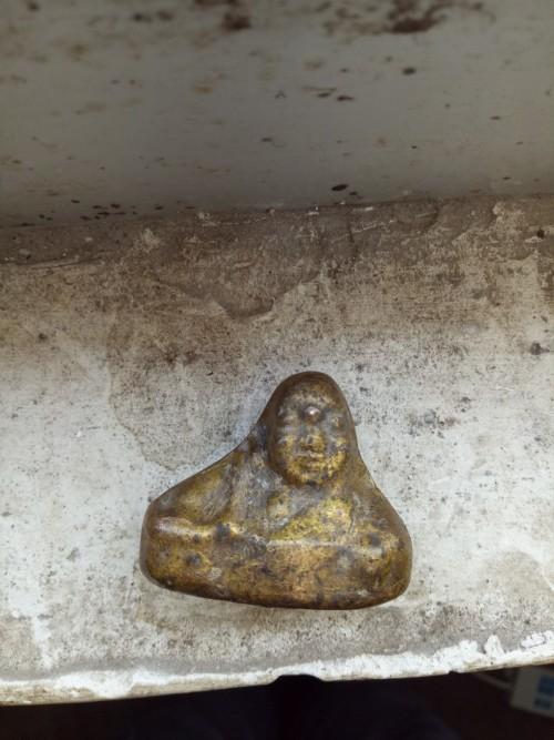 我有一个足金小佛像背后的字看不清楚了 底部凹 处有足金两字 重量117