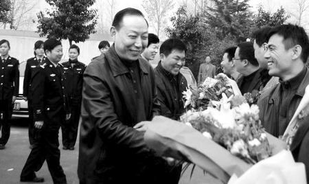 襄城县委书记苏建涛专程到许平南高速襄城站迎接追逃民警   张京雷