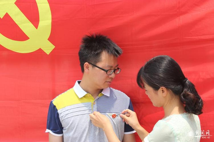 活动期间,毕业班各党支部书记为毕业生党员佩戴党徽,并在党旗下合影