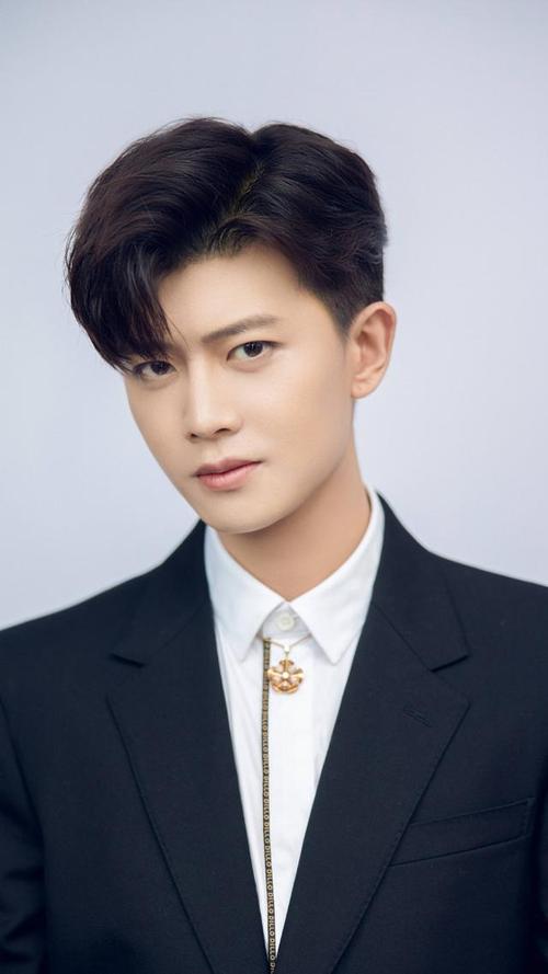 演员任嘉伦,帅气写真照,请来收藏你的心上人吧