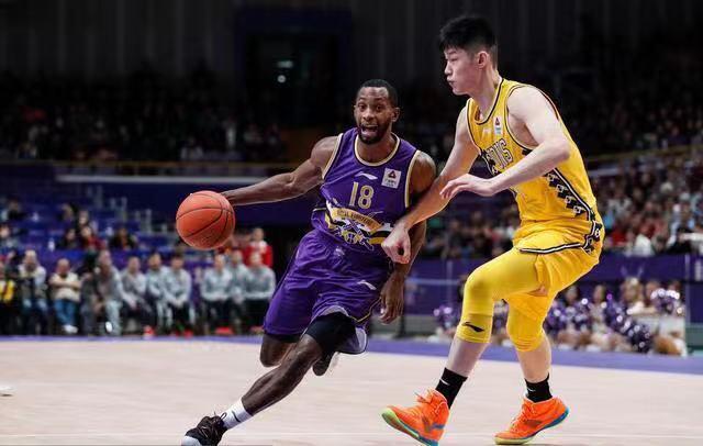 队抛弃的孙悦,被新疆队抛弃的王子瑞,最后一个则是被广州队放弃的外援