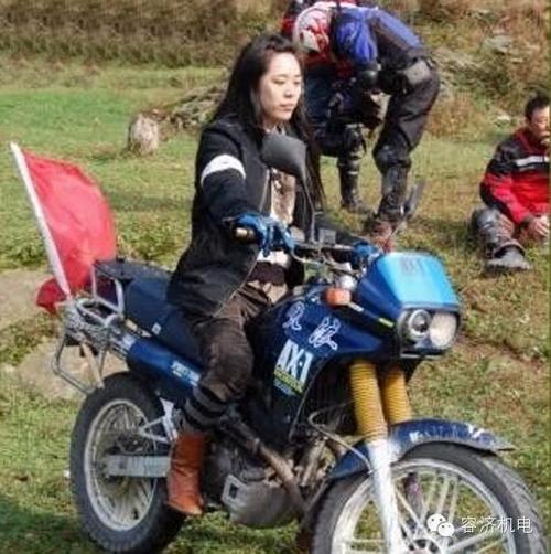 美女骑摩托车也可以很酷