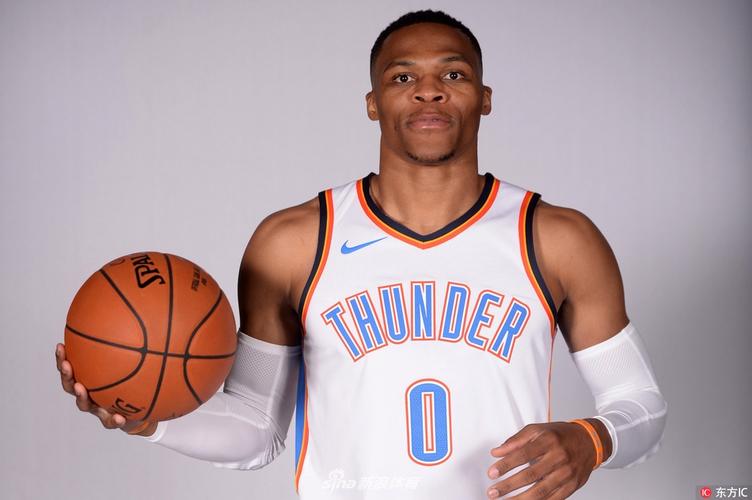 俄克拉荷马雷霆迎来媒体日,新加盟的卡梅隆-安东尼携手威少和泡椒亮相