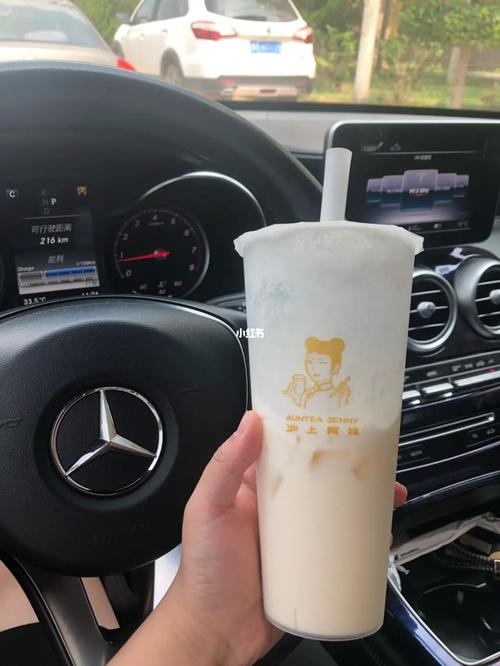 躲着我闺女在车上喝奶茶哈哈_奶茶_生活记录_接地气