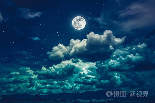 夜晚的天空,皎洁的月亮和暗云,宁静自然
