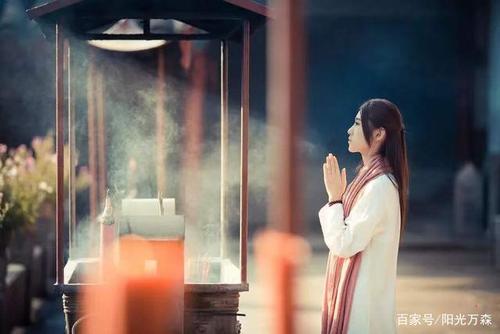 信众春节去寺院烧香拜佛,佛教"十大供养品"的禁忌,要