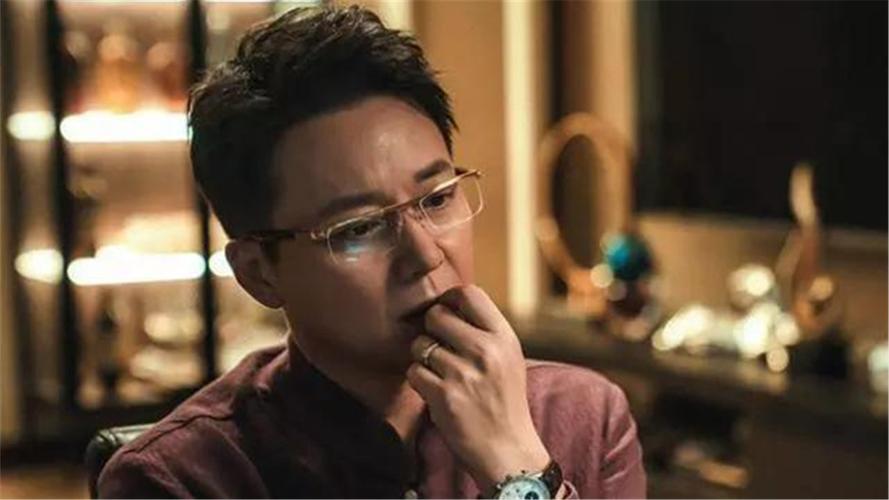 《猎狐》一配角走红,看起来文质彬彬,实则是影视剧"反派大佬"