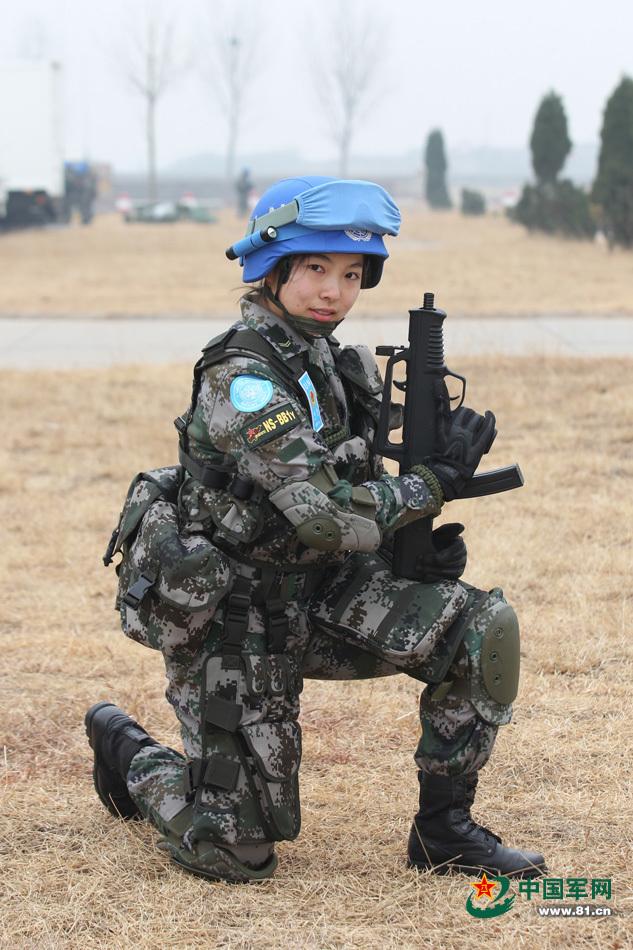 中国首支维和精锐女兵班亮相 身着全套新式护具