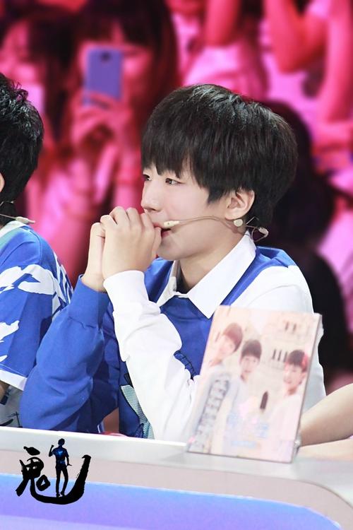 tfboys王俊凯 2014.8.28 年代秀.cr.logo
