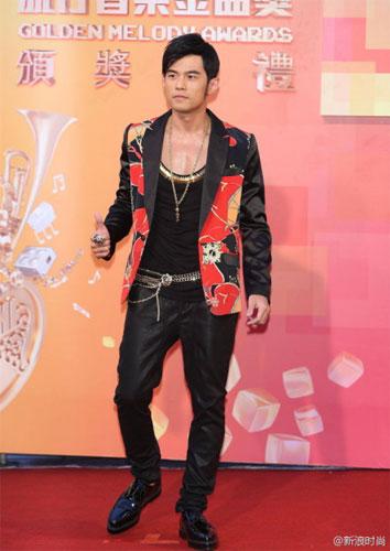 周杰伦红色印花西装亮相第24届金曲奖红毯