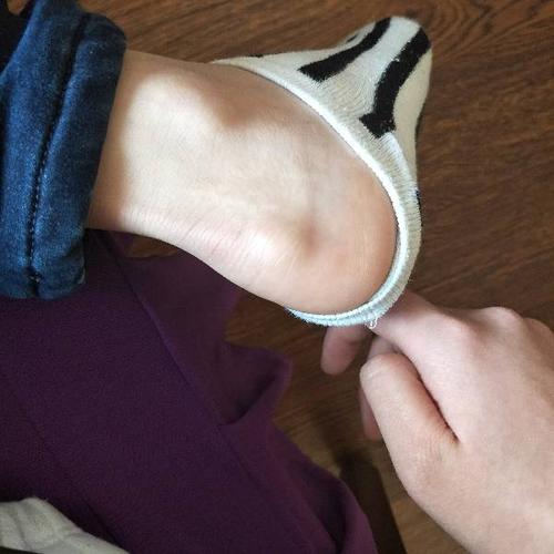 脚后跟起了一个硬包 按起来有点疼 是什么原因啊