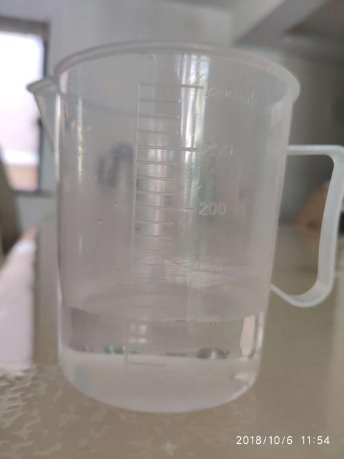 用量杯量取100毫升常温的水.