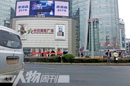 当年兰世立建造的光谷国际广场早已换了主人.