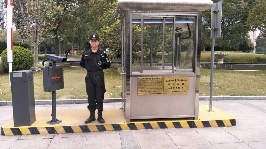 园区保安跨立式站岗