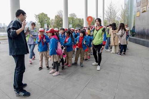 三角湖小学二年级全体师生带着对大自然的疑问和向往,来到了武汉市